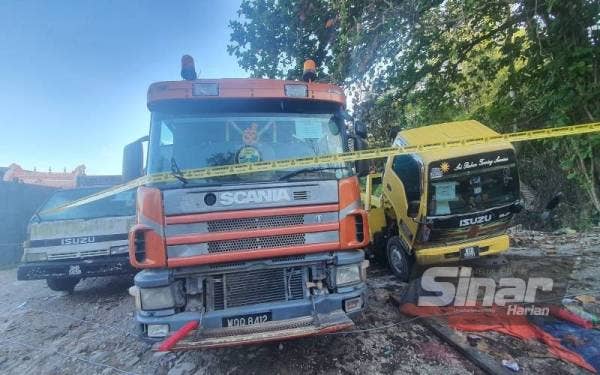 Antara treler dan lori yang dirampas dalam Ops Lejang Kasuarina pada Sabtu.