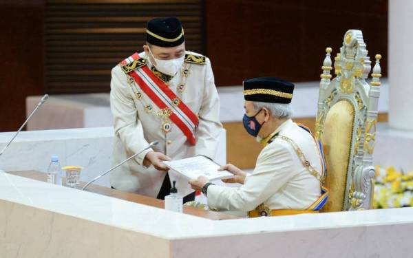 Ketua Menteri Sabah, Datuk Seri Hajiji Noor menyerahkan teks ucapan dasar kepada Juhar sempena pembukaan mesyuarat pertama penggal kedua persidangan DUN Sabah pada Selasa.