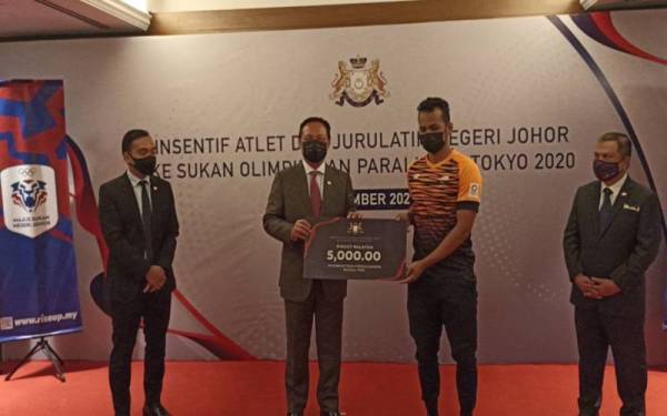 Muhammad Shah Firdaus menerima insentif disampaikan Hasni di Kota Iskandar pada Selasa.