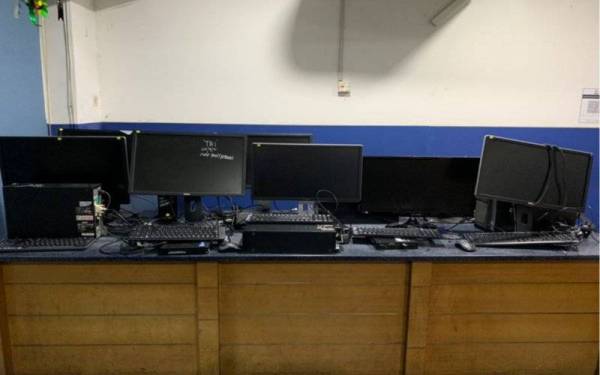 Antara barang rampasan daripada sindiket 'Calling Centre' yang diserbu di Bukit Indah Iskandar Puteri.