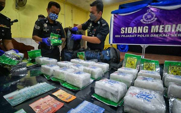 Anggota polis menunjukkan dadah jenis syabu seberat 36 kilogram (kg) bernilai RM1.29 juta yang berjaya dirampas semasa menjalankan tugas dalam Op Benteng berhampiran Kampung Sejijak di Jalan Tebedu-Serian, Sabtu lepas. - Foto Bernama