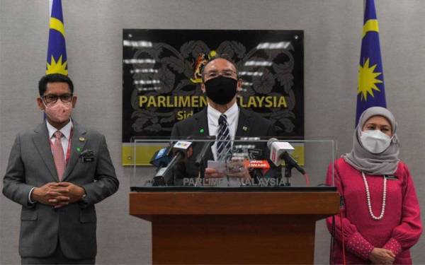 Hishammuddin (tengah) pada sidang media selepas Mesyuarat Kuartet Menteri Covid-19 (SOP) di Bangunan Parlimen pada Selasa. Turut sama, Menteri Belia dan Sukan, Datuk Seri Ahmad Faizal Azumu (kiri) dan Menteri Pelancongan, Seni dan Budaya, Datuk Seri Nancy Shukri (kanan). - Foto Bernama