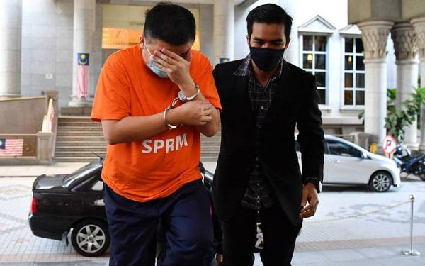 Seorang pengurus besar syarikat pengeluar kereta direman enam hari bagi membantu siasatan SPRM, setelah dipercayai menerima rasuah bernilai ratusan ribu ringgit daripada syarikat kereta terpakai. - Foto Bernama