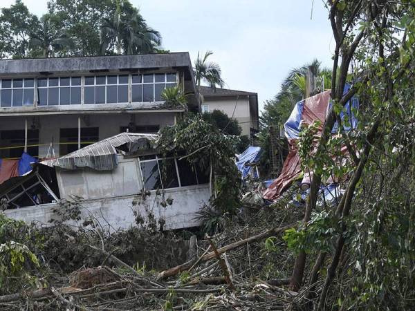 Situasi terkini di lokasi kejadian tanah runtuh di bahagian belakang sebuah kediaman yang terjejas dalam kejadian tanah runtuh di Jalan Kemensah Heights Jumaat pada lepas ketika tinjauan sekitar jam 6 petang hari ini.