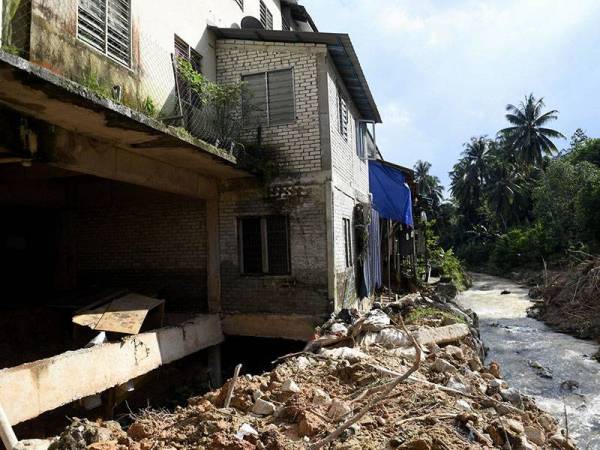 Keadaan aliran air sekitar kejadian tanah runtuh di bahagian belakang sebuah kediaman yang terjejas dalam satu kejadian tanah runtuh di Jalan Kemensah Heights pada Jumaat lepas ketika tinjauan sekitar jam 6 petang hari ini.