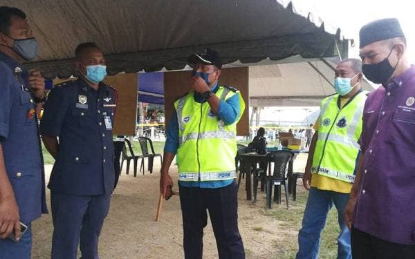 Baharudin (tiga dari kanan) memberi taklimat operasi mencari dan menyelamat (SAR) mangsa yang dikhuatiri lemas selepas bot dinaiki dipukul ombak di perairan Kuala Dungun pada Selasa.