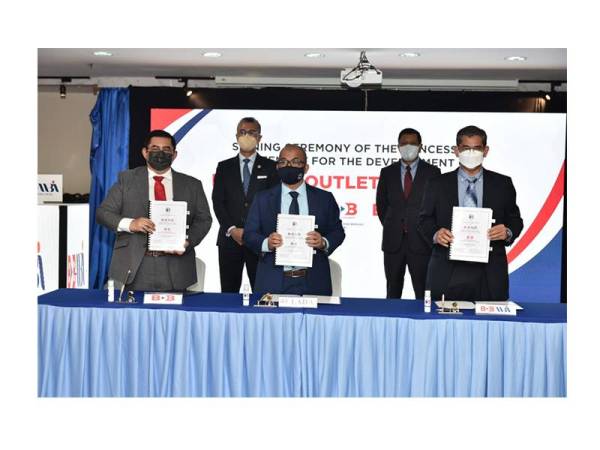 Tengku Zafrul (belakang, kiri) dan Asri (belakang, kanan) menyaksikan Perjanjian Cadangan Pembangunan Langkawi Premium Outlet yang ditandatangani oleh Faris Najhan (depan, kiri), Nasaruddin (depan, tengah) dan Muhamad Sobri (depan, kanan).