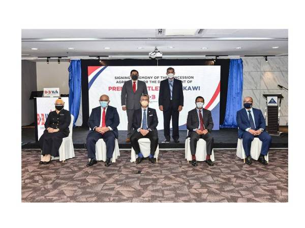 Tengku Zafrul (duduk, tengah) bergambar bersama Faris Najhan (belakang, kiri), Muhamad Sobri (belakang, kanan), Anis Rizana (duduk, kiri), Mohamed Sharil (duduk. dua dari kiri), Asri (duduk, dua dari kanan) dan Nasaruddin Abdul Muttalib (duduk, kanan).