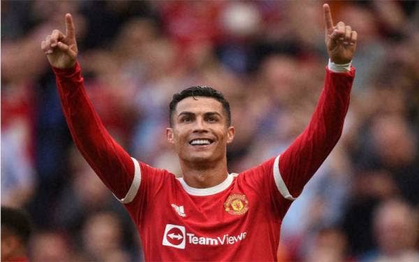 Ronaldo menjadi pemain bola sepak terkaya dunia memintas Lionel Messi dalam senarai 10 pemain bola sepak berpendapatan paling tinggi tahun ini.