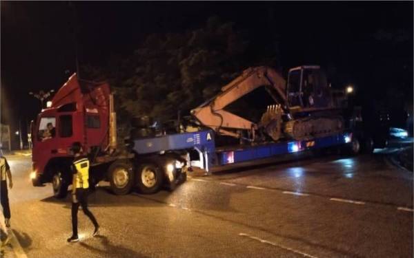 Jentera berat yang disita di Depo Sitaan Paka, Jabatan Perhutanan negeri di Paka untuk siasatan lanjut. - Foto ihsan Jabatan Perhutanan Terengganu