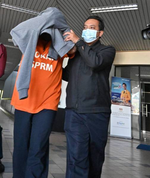 Suspek berusia 60 tahun direman pada Rabu kerana dipercayai menerima suapan.