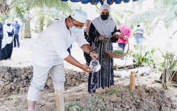 Jenazah bapa Amirudin selamat dikebumikan di Kampung Parit Asam Kumbang, Benut, Pontian, Johor pada Rabu.