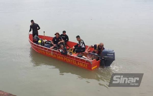 Anggota bomba ketika melakukan operasi menyelamat di Jeti Mados Kampung Air Putih pada pagi Rabu.
