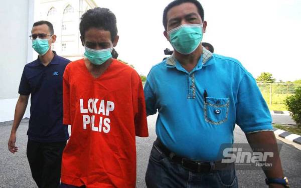 Mohd Zamri (tengah) dikawal ketat polis ketika dibawa ke Mahkamah Sesyen Kota Bharu pada Rabu.