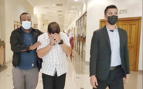 Mohamed Shaffiq (tengah) mengaku tidak bersalah di Mahkamah Sesyen Kuantan atas tuduhan menerima suapan daripada seorang lelaki.