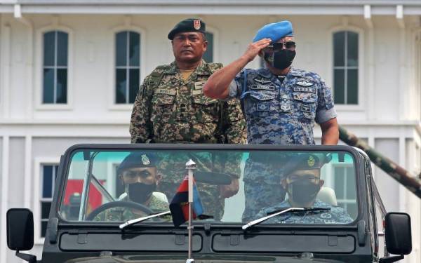 Affendi memberi tabik hormat ketika memeriksa Kawalan Kehormatan Utama pada sambutan Hari Angkatan Tentera Malaysia Ke-88 di Padang Kawad Markas PLDTD Kem Segenting, pada Rabu. - Foto Bernama