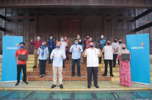 Lapan pelajar UMK menerima komputer riba yang disumbangkan oleh syarikat Celcom Axiata Berhad pada Rabu.

