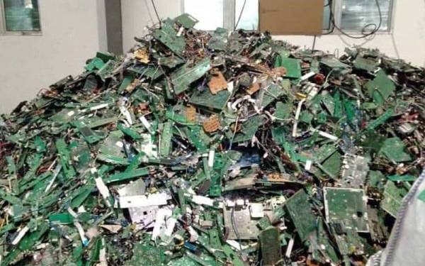 JAS Selangor berjaya mematahkan aktiviti pemprosesan sisa buangan elektrik dan elektronik secara haram di sebuah premis di Klang.