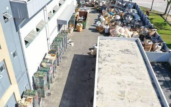 Sekitar 200 beg besar yang mengandungi pelbagai jenis buangan elektrik dan elektronik diletakkan di dalam dan luar premis.