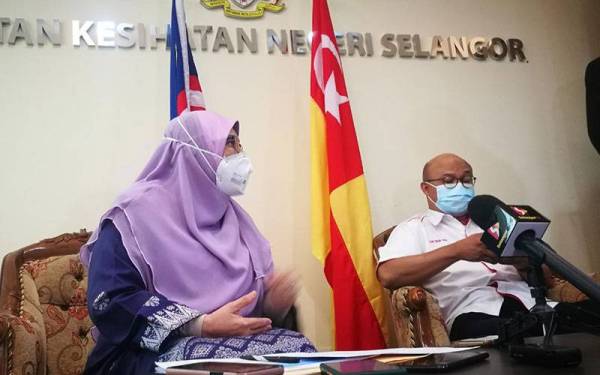 Dr Sha'ari (kanan) bersama Dr Siti Mariah.