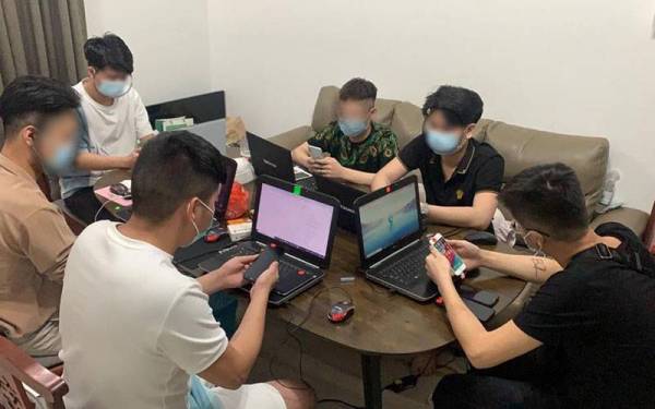 Enam individu ditahan dalam serbuan di sebuah unit pangsapuri di Cheras di sini pada Selasa.