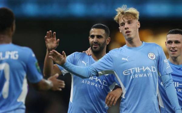 Sebahagian pemain City meraikan kemenangan ke atas Wycombe.