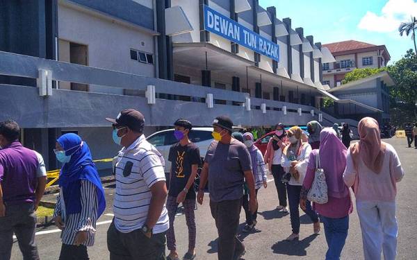 Suasana di luar PPV Dewan Tun Razak Temerloh pelajar dan ibu bapa menunggu giliran pada Selasa.