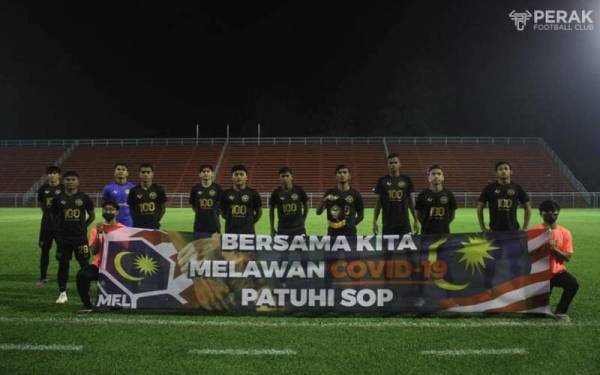Perak FC II sebelum perlawanan terakhir Liga Premier menentang Kuching City di Stadium Majlis Perbandaran Pasir Gudang. - Foto Perak FC. 
