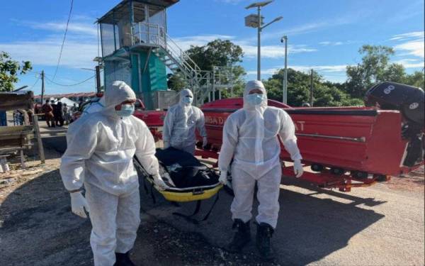 Mayat mangsa dibawa ke Hospital Port Dickson untuk tindakan lanjut. - Foto ihsan JBPM Negeri Sembilan