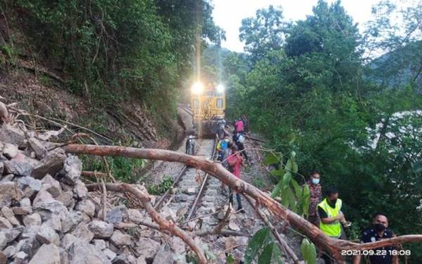Operasi SAR dilakukan pasukan bomba di lokasi kejadian di Sungai Padas, Kampung Kalandos, Pangi, Tenom.