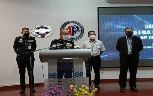 Arjunaidi ketika sidang akhbar yang diadakan di Ibu Pejabat Polis Kontijen(IPK) Selangor pada Khamis.