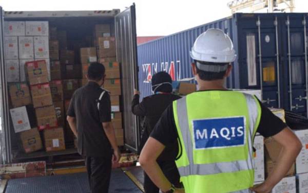 Pegawai Maqis melakukan pemeriksaan kontena yang membawa herba Cina.