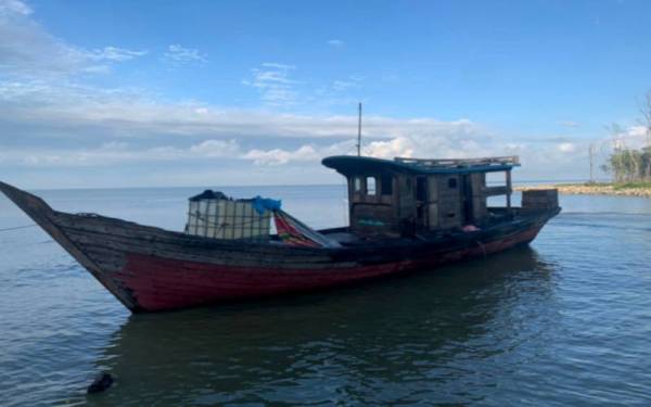 Tongkang yang membawa PATI sehingga ke Jeti Parit Karang, Tangkak di sini pada Rabu.