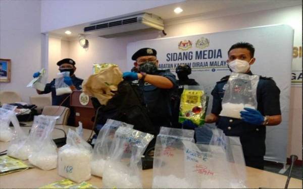 Abdul Latiff (dua kanan) menunjukkan barangan yang dirampas dalam sidang akhbar berkenaan.