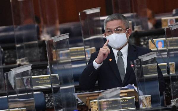 Adham yang juga Ahli Parlimen Tenggara ketika sesi menjawab soalan pada Mesyuarat Pertama Penggal Keempat, Parlimen ke-14 di Bangunan Parlimen hari ini. - Foto Bernama