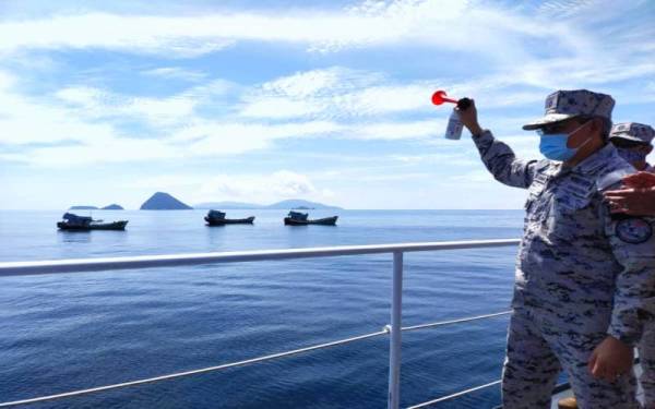 Kamaruszaman membunyikan hon sempena merasmikan pelupusan bot rampasan Maritim Malaysia di perairan Pulau Susu Dara yang terletak kira-kira 10 batu nautika dari muara Tok Bali, Pasir Puteh pada Khamis.