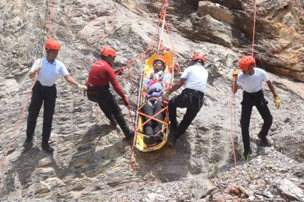Latihan bagaimana cara menyelamatkan mangsa di tempat tinggi turut diberikan -Foto: ihsan IPD Kemaman