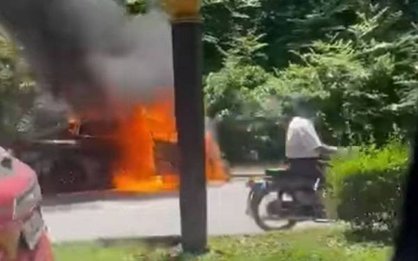 Tangkap layar menunjukkan sebuah kereta terbakar selepas berlaku pelanggaran di Kilometer 57.5 Jalan Alor Setar-Butterworth dekat Tanah Perkuburan India, Sungai Petani pada Khamis.