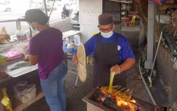Ramli menjalankan perniagaan sate di Chabang Tiga, Kuala Terengganu.