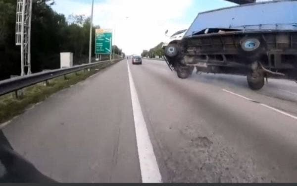 Video berdurasi 2.54 minit yang tular ini memaparkan pemandu lori yang hilang kawalan di NKVE.