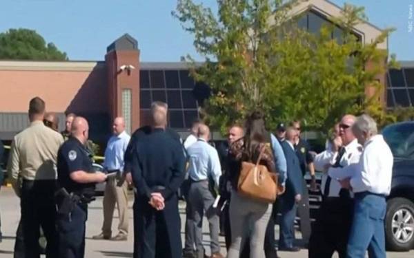 Orang ramai berhimpun di luar sebuah pasar raya selepas kejadian tembakan berlaku di dalam premis itu pada Khamis. - Foto NBC News