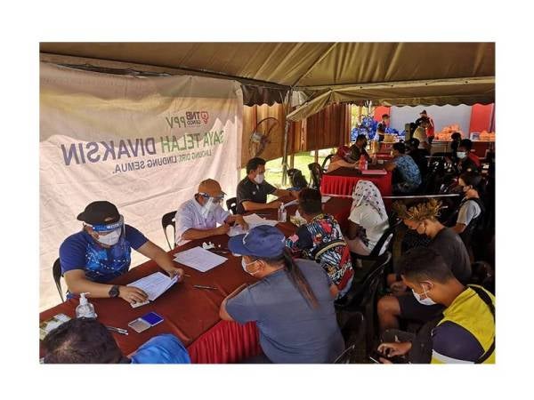 Sebahagian orang asli di sekitar Gua Musang hadir untuk menerima vaksin menerusi Program Imunisasi Vaksinasi Orang Asli di Pos Brooke dan Pos Hendrop, bermula 29 Ogos hingga 2 September lalu.