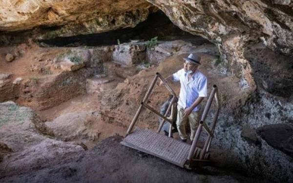 Gambar fail menunjukkan seorang ahli arkeologi memasuki gua Contrebandiers iaitu tempat penemuan tulang-tulang haiwan yang digunakan untuk membuat pakaian dekat Rabat. - Foto AFP