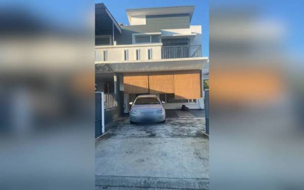 Rumah yang dipercayai menjadi stor simpanan rokok seludup sebelum diedarkan di sekitar Johor Bahru.