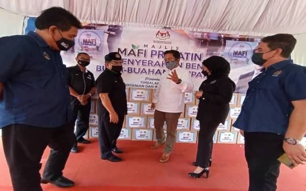 Jalaluddin (tiga dari kanan), Ahmad (empat kanan) ketika selesai program berkenaan pada Jumaat.