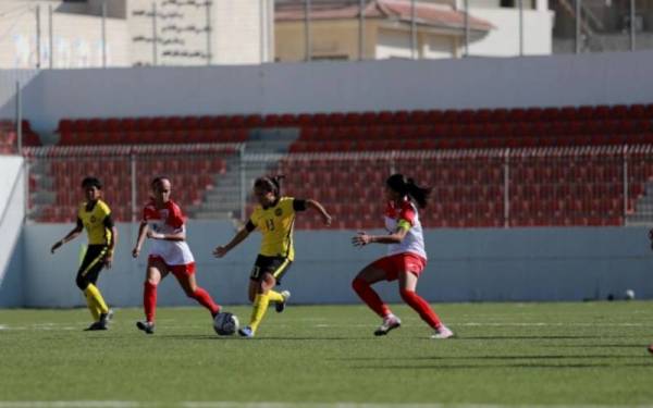 Antara aksi menarik perlawanan Malaysia menentang Palestin dalam saingan Kumpulan H Kelayakan Piala Asia Wanita 2022 pada Rabu. - Foto FAM