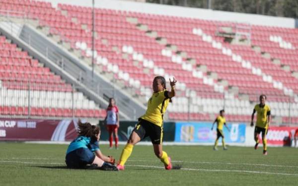 Antara aksi menarik perlawanan Malaysia menentang Palestin dalam saingan Kumpulan H Kelayakan Piala Asia Wanita 2022 pada Rabu.- Foto FAM
