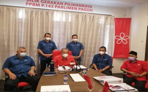 Muhyiddin (depan dua dari kiri) mengadakan sidang akhbar selepas mempengerusikan Mesyuarat Bersama Pimpinan Bersatu Negeri Johor, Pejabat Bersatu Bahagian Pagoh, di Muar, pada Jumaat.