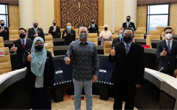 Ahmad Masrizal (tengah) dan Naib Canselor UiTM, Prof Ts Dr Roziah Mohd Janor (depan, kiri) bergambar kenangan ketika hadir bagi melihat persediaan dan kesiapsiagaan UiTM untuk menerima kemasukan pelajar ke kampus di Bangunan Canselori UiTM Shah Alam hari ini.  - Foto Bernama