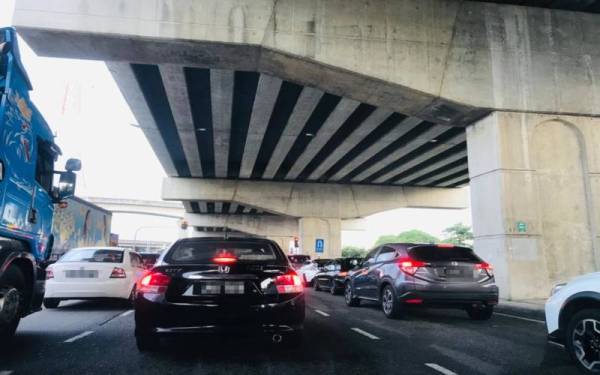Keadaan kenderaan di Jalan Pasir Pelangi menuju pusat bandaraya yang kian sesak.